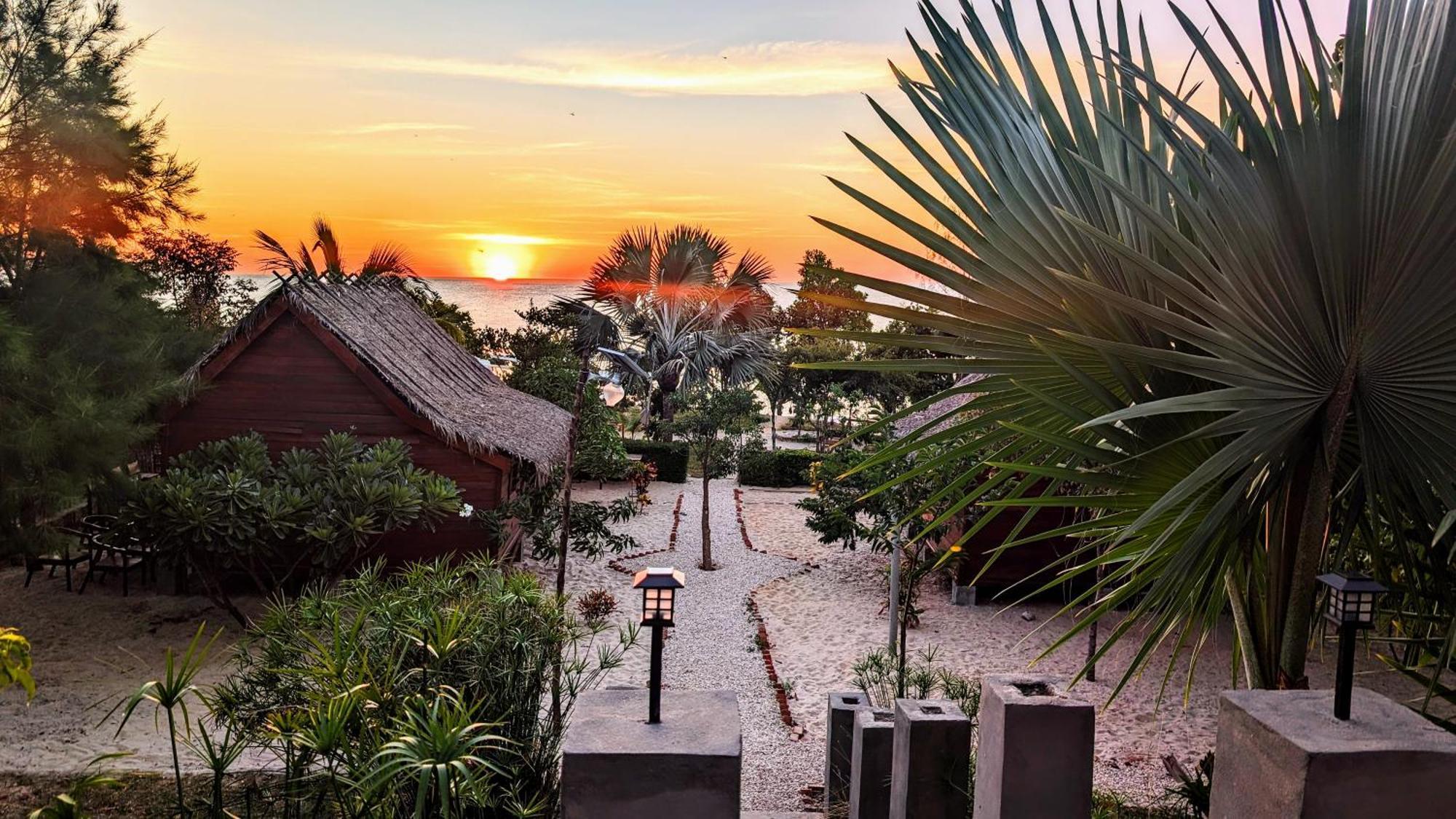 Ampazony Oasis Lodge Mahajanga Bagian luar foto