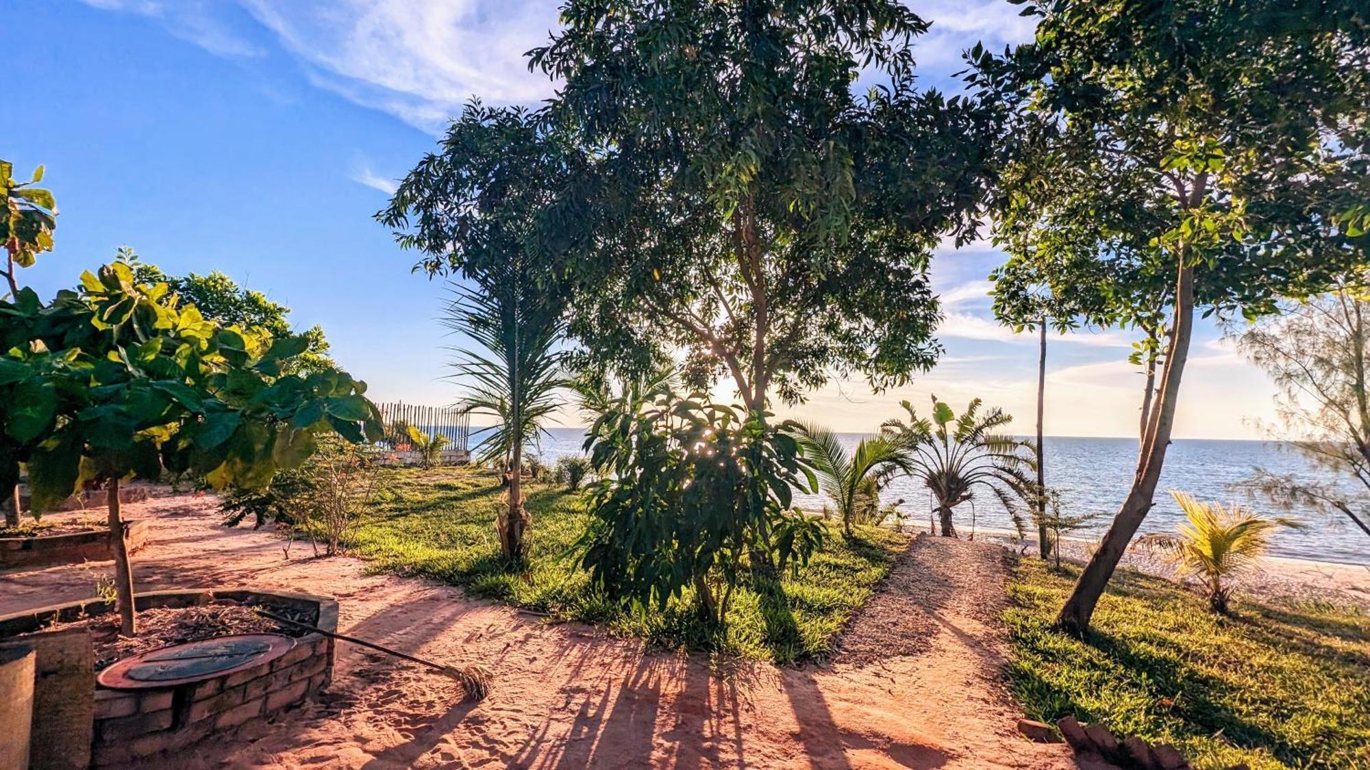 Ampazony Oasis Lodge Mahajanga Bagian luar foto