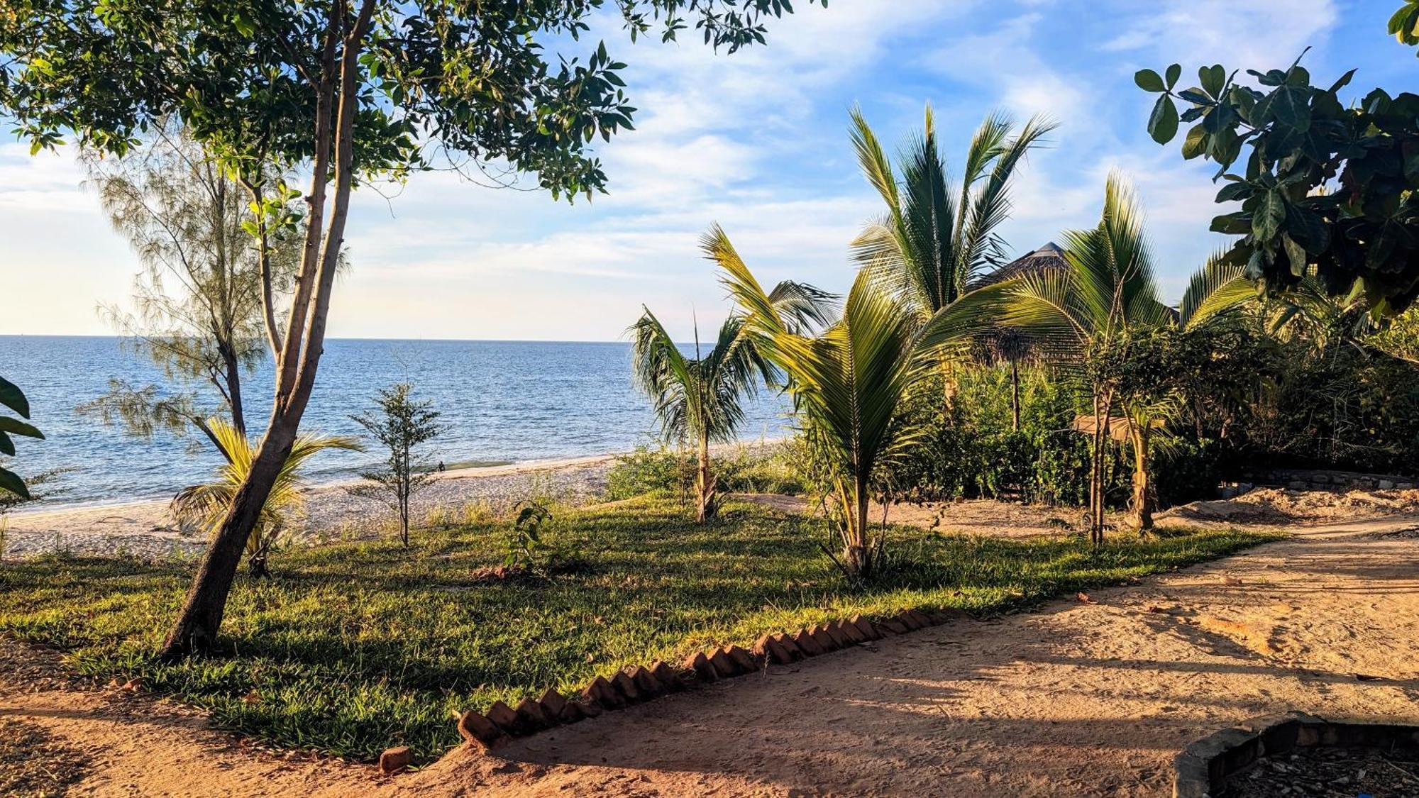 Ampazony Oasis Lodge Mahajanga Bagian luar foto