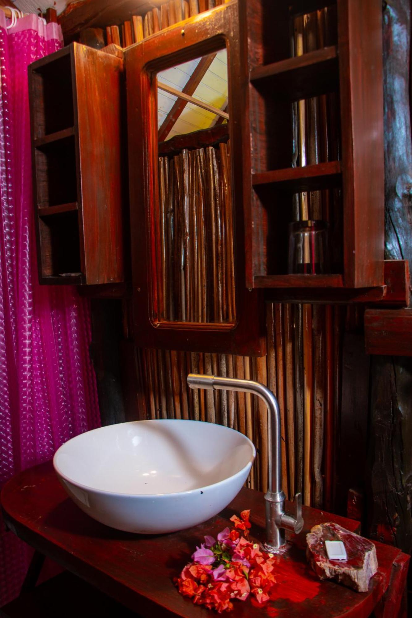 Ampazony Oasis Lodge Mahajanga Bagian luar foto