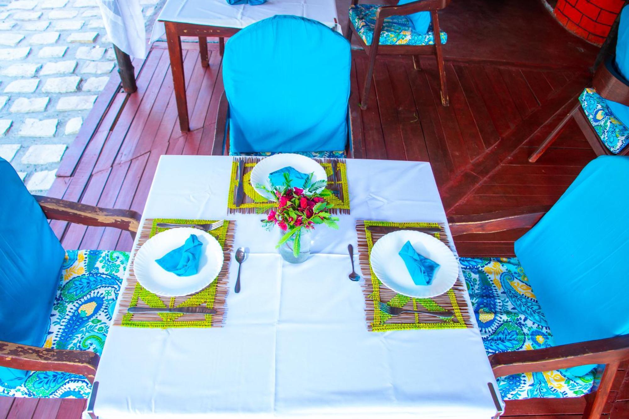Ampazony Oasis Lodge Mahajanga Bagian luar foto