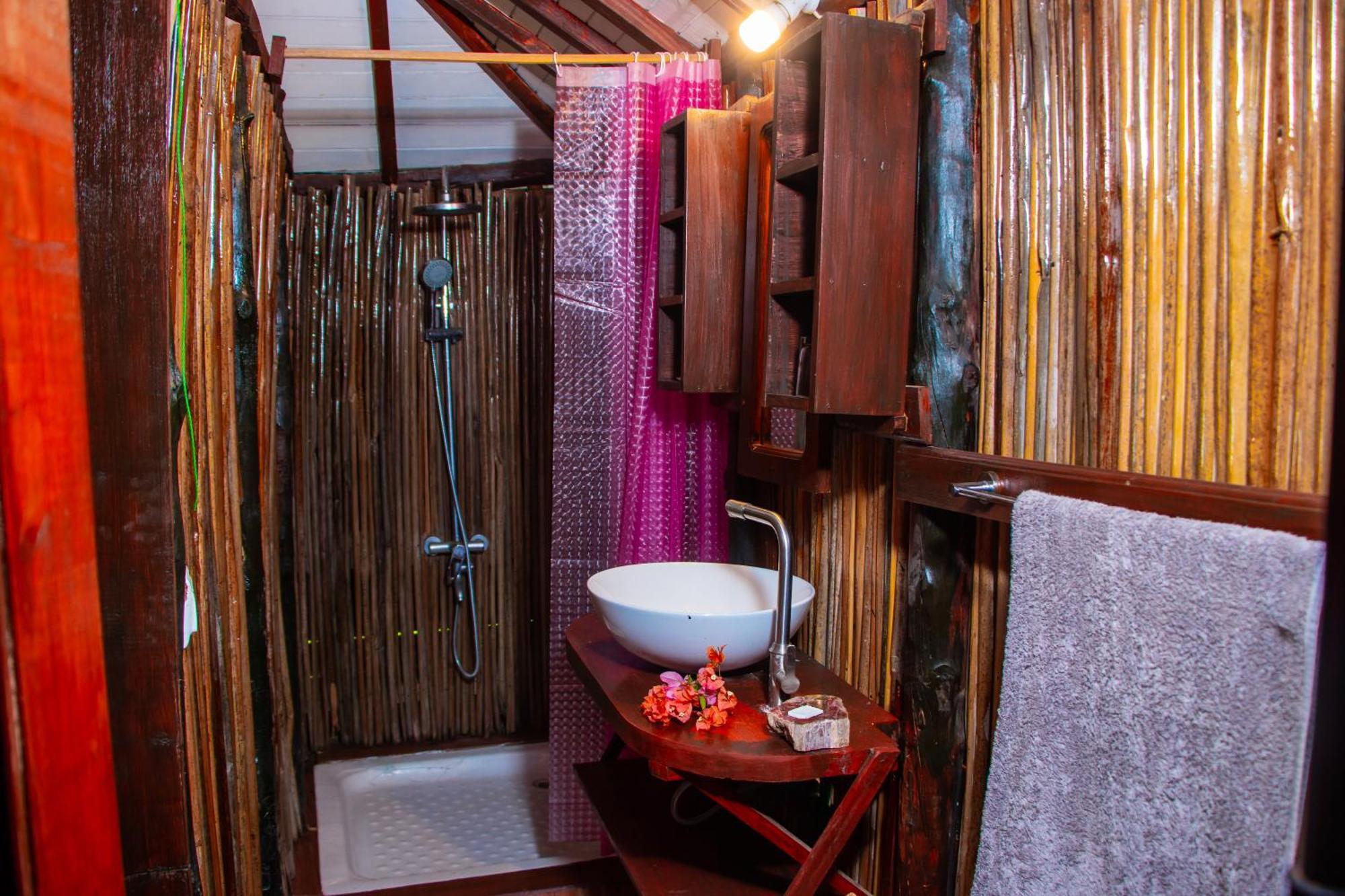 Ampazony Oasis Lodge Mahajanga Bagian luar foto