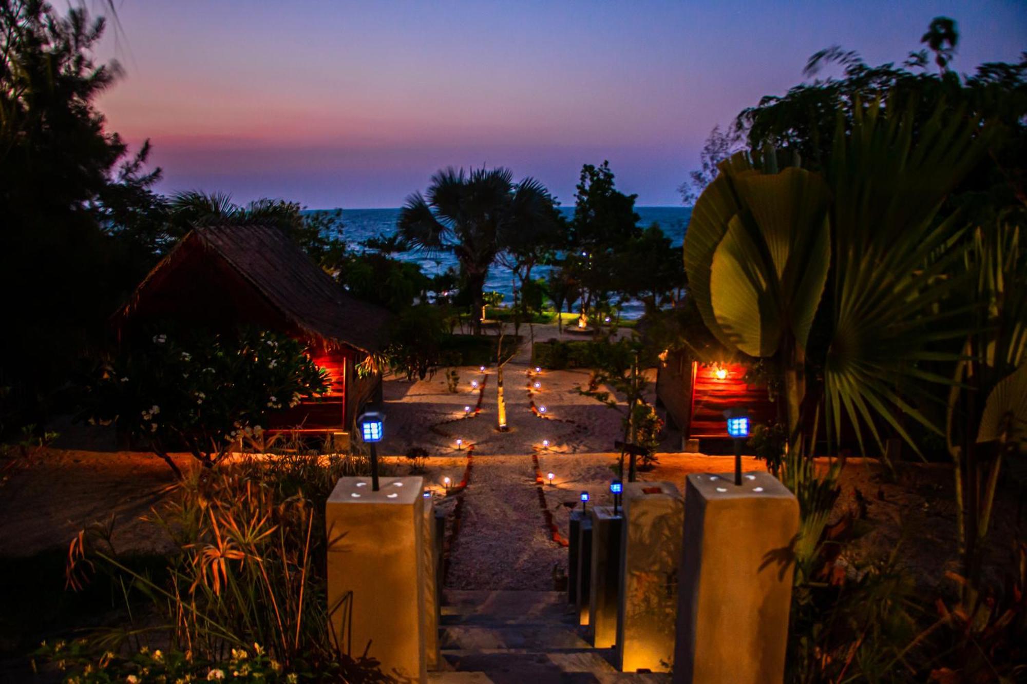 Ampazony Oasis Lodge Mahajanga Bagian luar foto