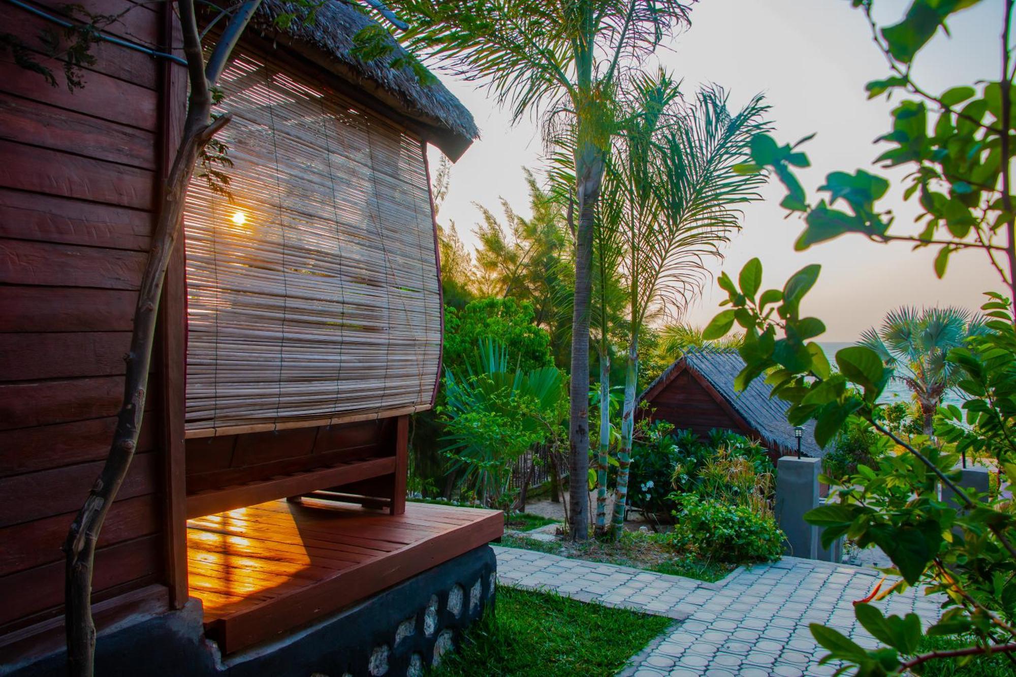 Ampazony Oasis Lodge Mahajanga Bagian luar foto