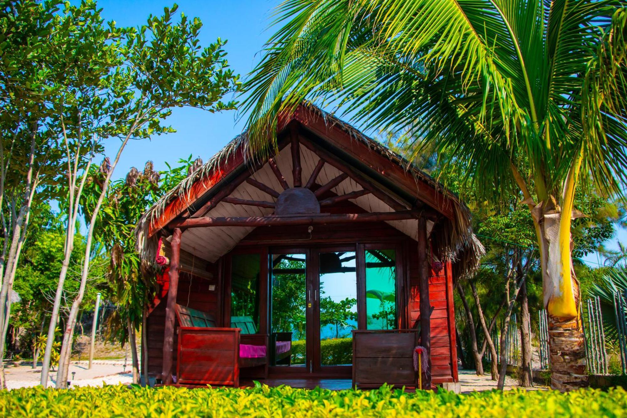 Ampazony Oasis Lodge Mahajanga Bagian luar foto