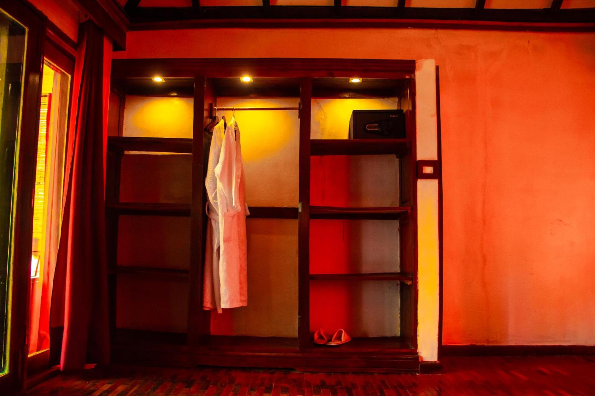 Ampazony Oasis Lodge Mahajanga Bagian luar foto
