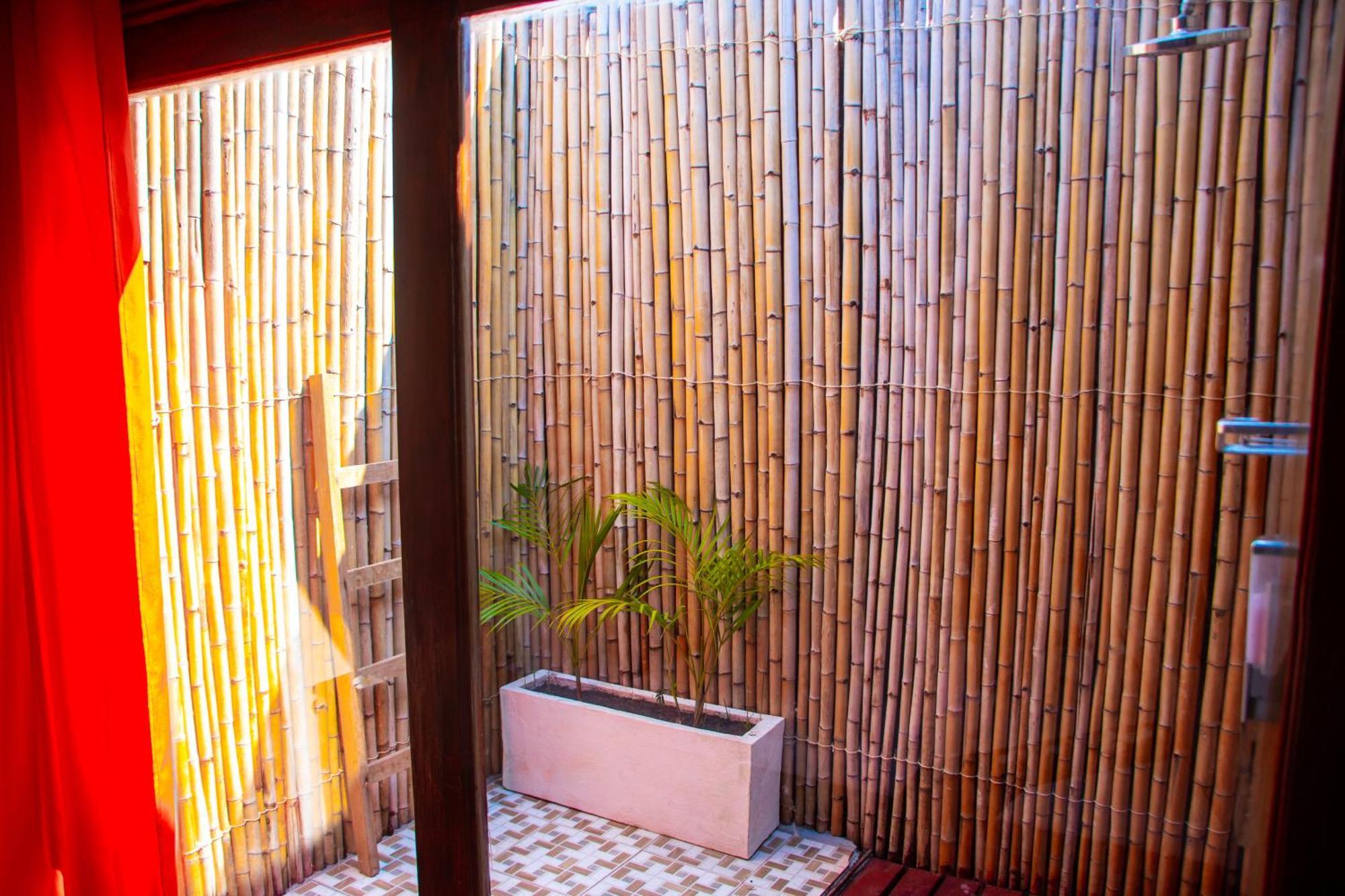 Ampazony Oasis Lodge Mahajanga Bagian luar foto